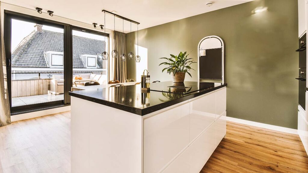Reforma integral en Zaragoza con cocina y salón renovados por Reformas Arte